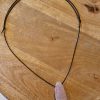 Ruwe rozenkwarts hanger met waxkoord - Afbeelding 2