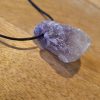 Ruwe amethist hanger met waxkoord